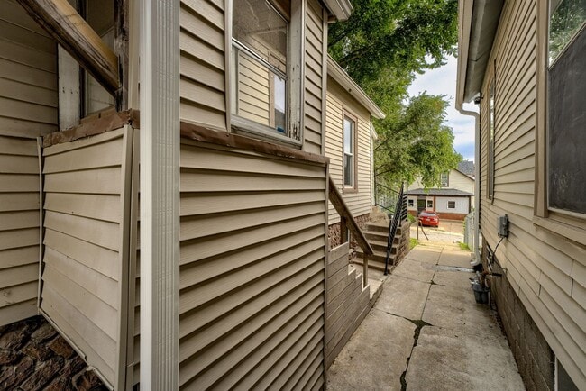 Building Photo - Renovated 1-Bedroom Just Minutes from Blac...