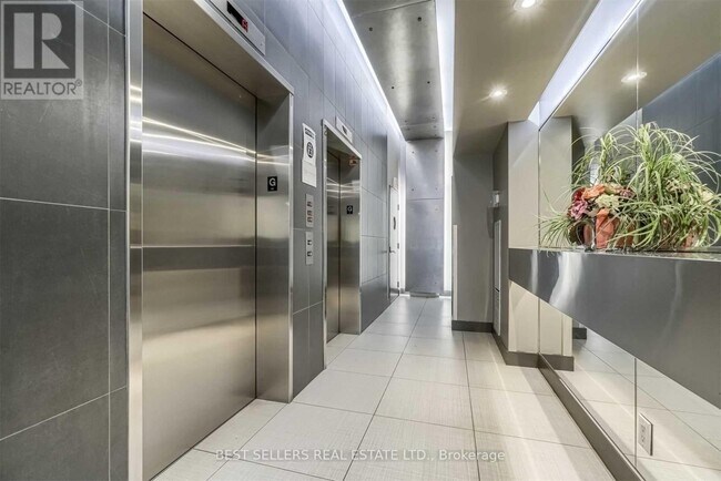 Photo du bâtiment - 1040 The Queensway