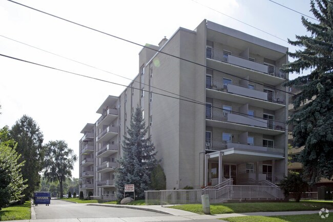 Photo principale - 49 McMurchy Avenue North