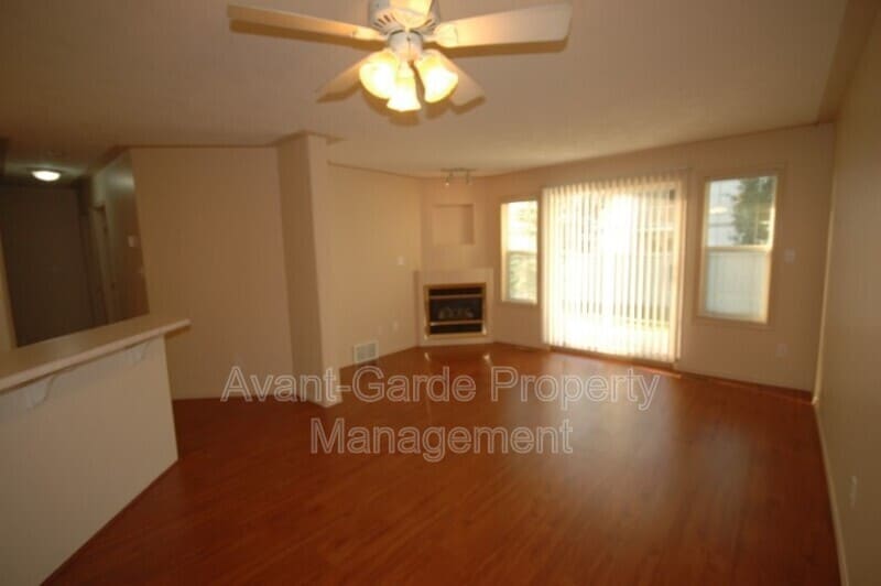 Primary Photo - 4405-4437 37 St