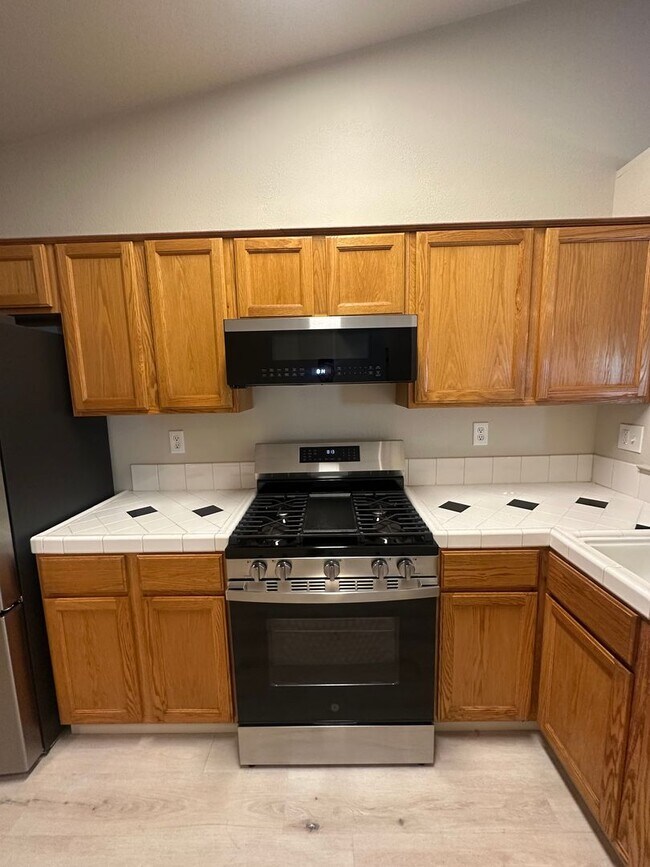 Foto del edificio - Remodeled 3 bedroom 2 bathroom home locate...
