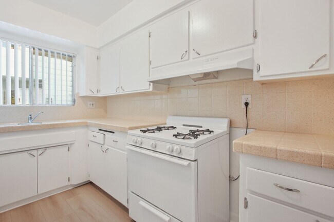 Foto del edificio - 744 S.Windsor Blvd. - just south of Wilshi...