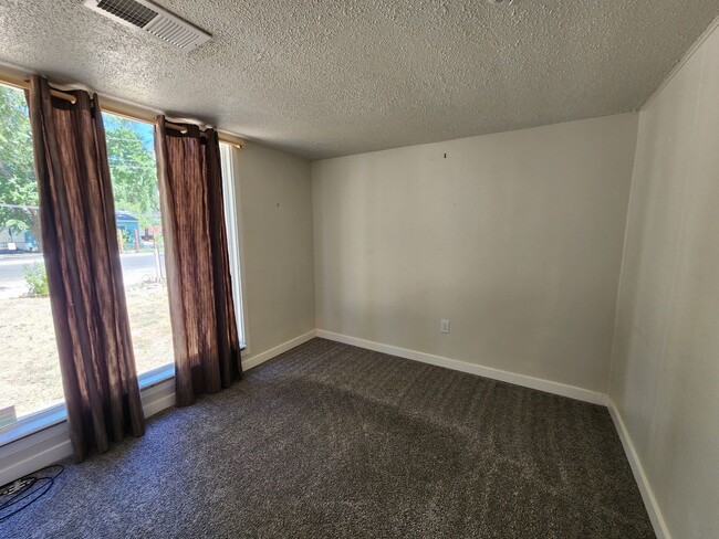 Building Photo - Best Deal - Single Family Home! Large Dog OK!