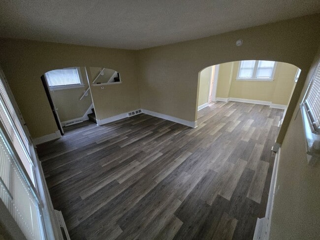Building Photo - 3 Bedroom House