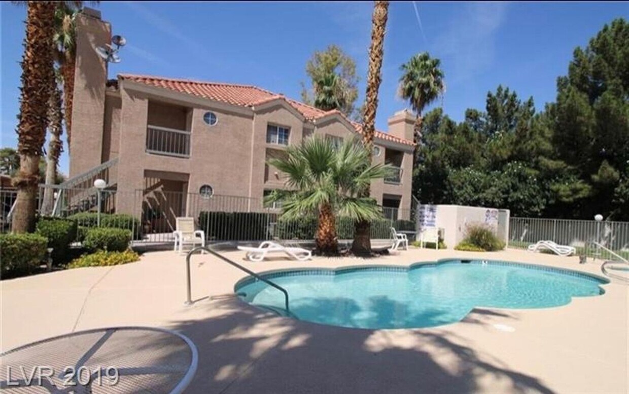 Foto del edificio - Charming Second-Floor Condo with Two Bedrooms and Fireplace