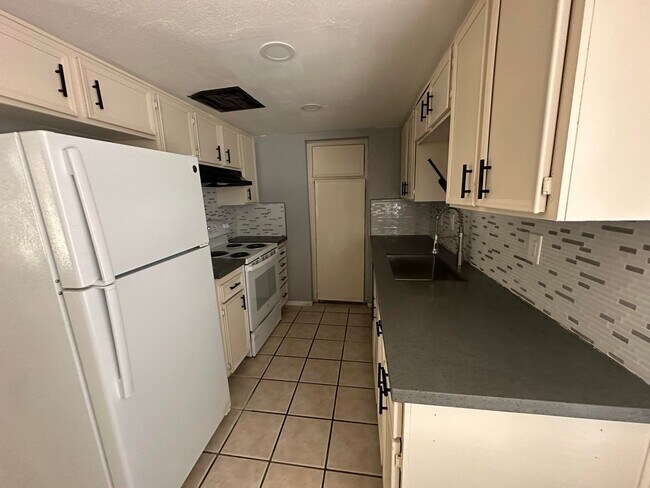 Foto del edificio - 725 E Ridgecrest Blvd