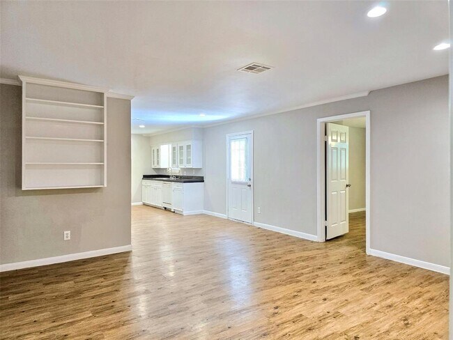 Foto del edificio - 5922 Densmore Dr