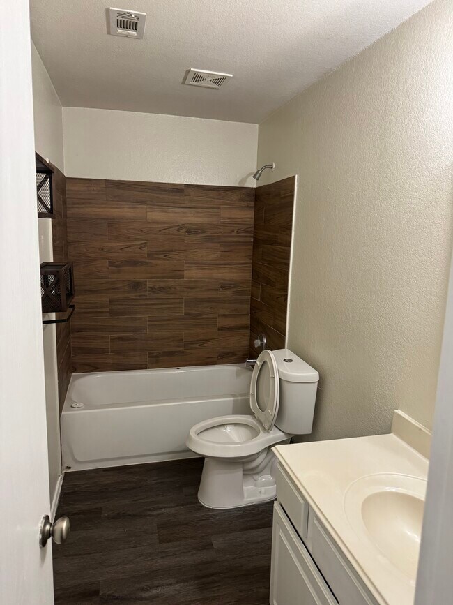 Building Photo - 2914 Thistlewood Dr