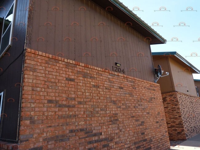 Building Photo - 1204 W Manana Blvd