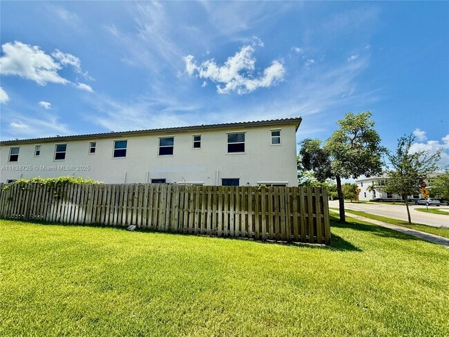 Building Photo - 2701 SE 15th St