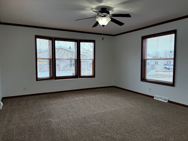 Foto del edificio - 324 Spring Park Dr