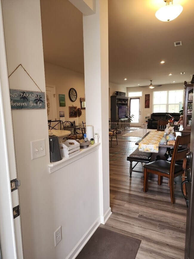 Building Photo - Gorgeous 3 bd/2.5 bath with/2 car garage