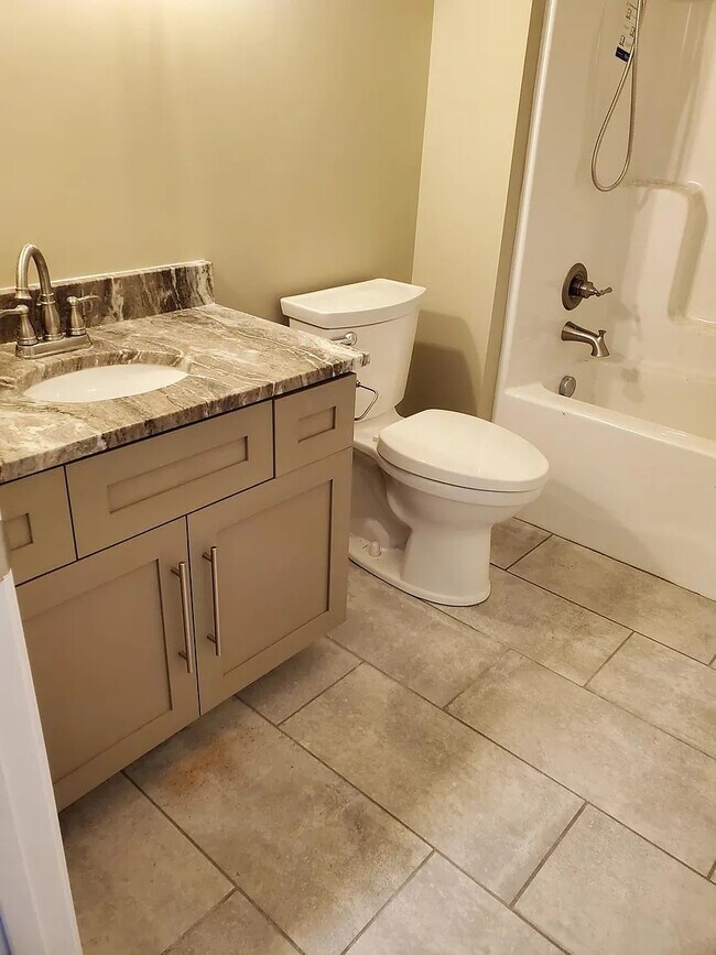 Accommodating bathroom - 256 E Broadway