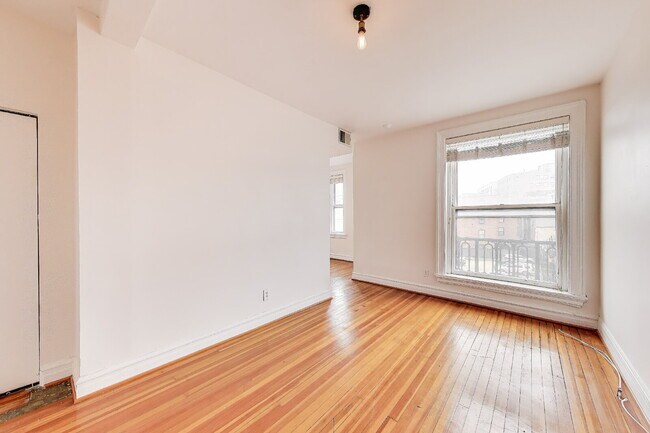 Building Photo - Modern comfort and classic charm!