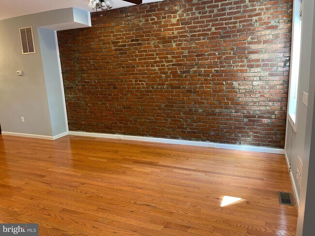 Building Photo - 1205 Trinidad Ave NE