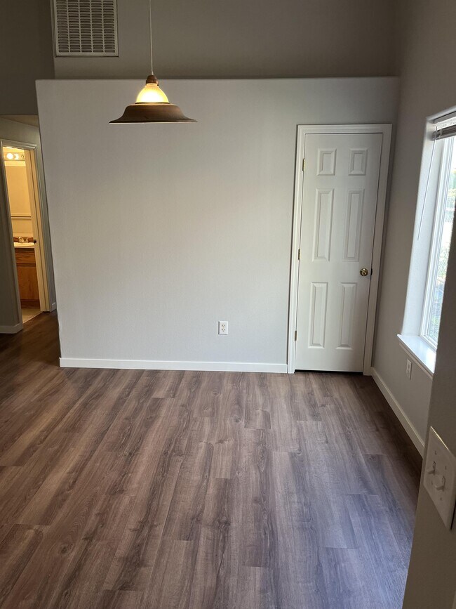 Building Photo - 873 NW Meadows Dr
