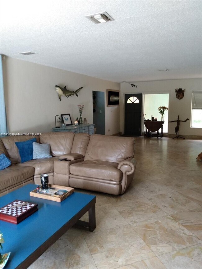 Building Photo - 630 E Country Club Cir