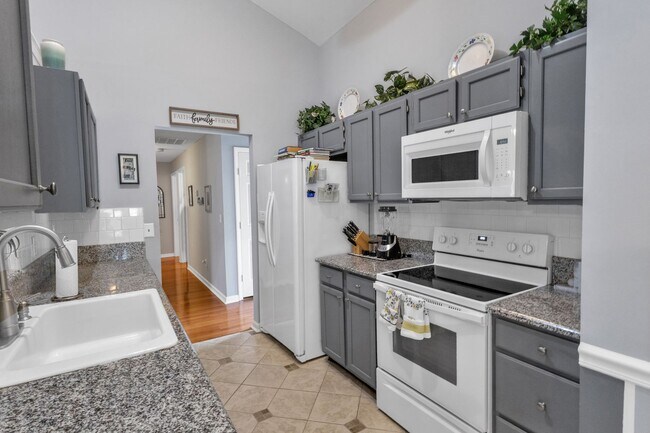 Foto del edificio - 3 bedroom furnished rental in Goose Creek - Fenced yard and great location