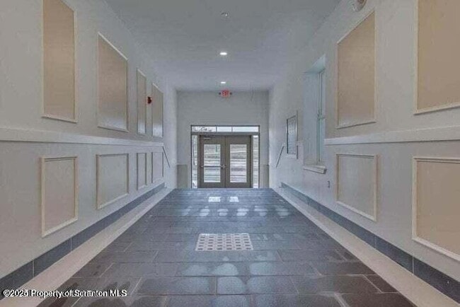 Building Photo - 19 N River St