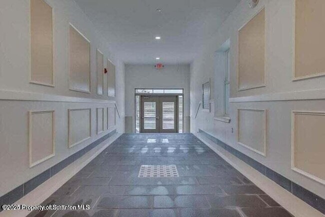 Building Photo - 19 N River St