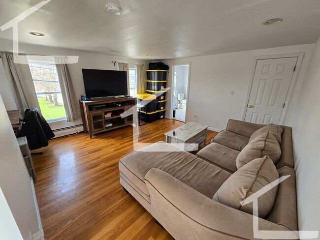 Foto del edificio - WATERTOWN 3 BED/2 BATH with LAUNDRY IN-UNI...