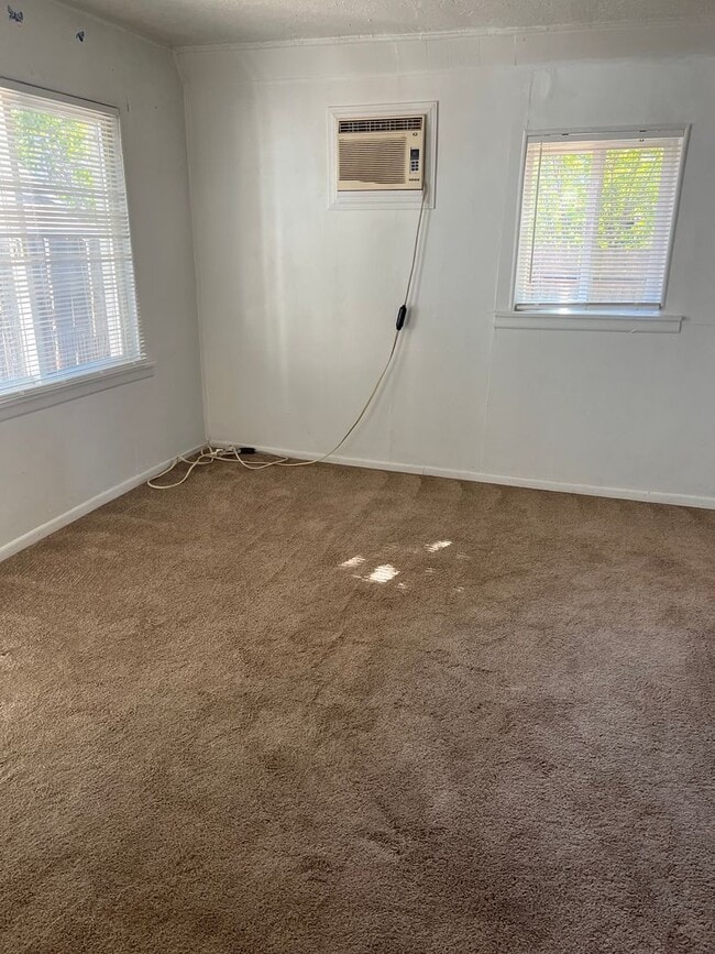 Building Photo - Cute 1 bedroom with laundry and a yard!