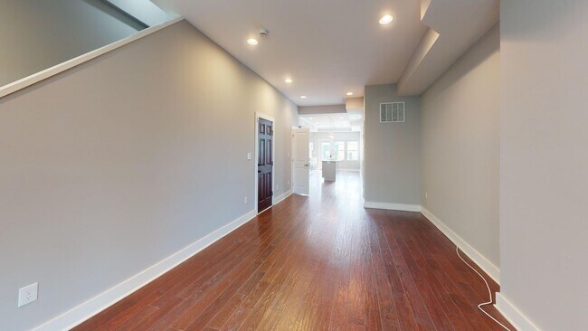 Foto del edificio - Stunning 1,300 Square Foot Eckington Home ...