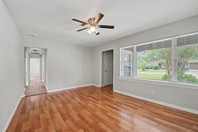 Foto del edificio - 8433 Woodlyn Rd
