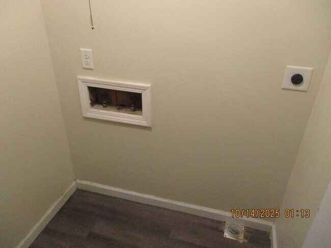 Foto del edificio - 2213 Robinhood Rd