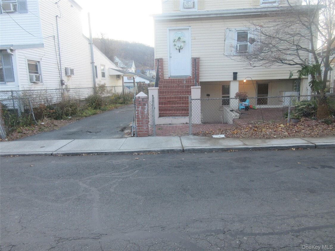 Primary Photo - 32 2nd St