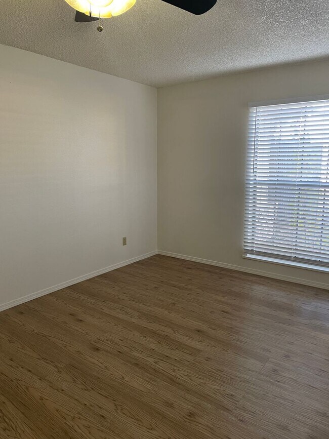 Foto del edificio - 2 Bed / 2 Bath Duplex with Garage & Private Yard – Great Location!