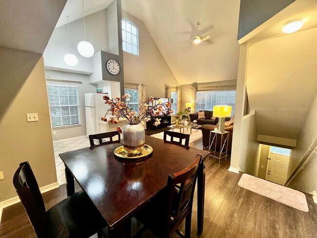 Foto del edificio - Spacious 1/1 Townhome with Loft in West Ch...