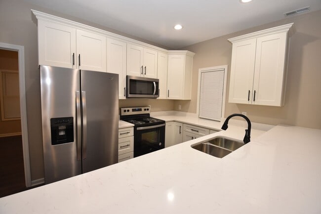 Building Photo - 821-833 W 7th St