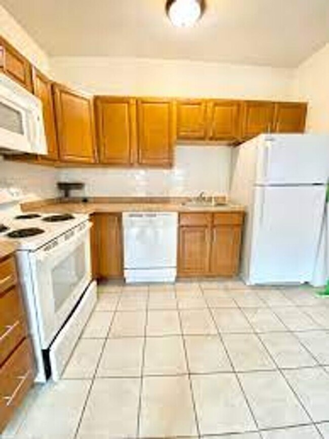 Foto del edificio - No Brokers Fee. Large Renovated Unit at Packard's Corner. Central AC, Balcony, Laundry
