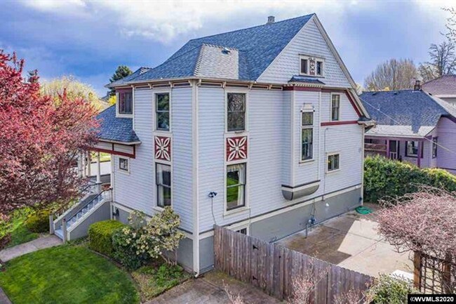 Foto del edificio - Phenomenal historic downtown Albany home!