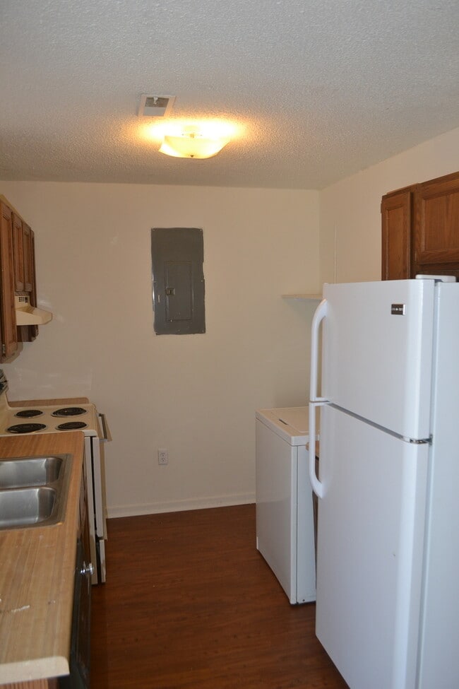 Building Photo - 2 Bedroom House in Central Available Fall 2026