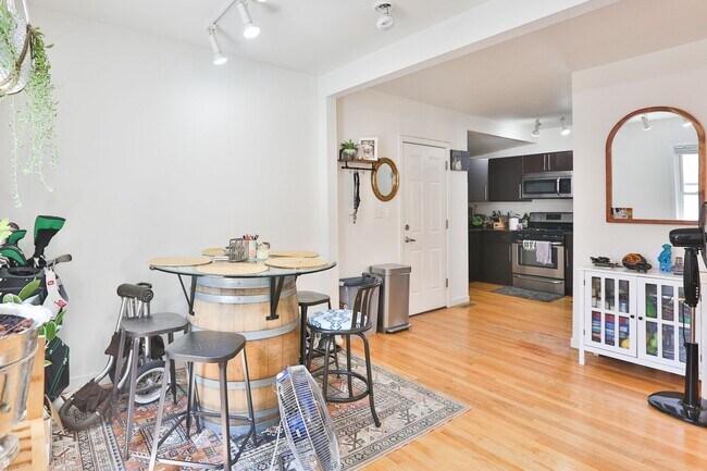 Foto del edificio - Wicker Park Big 3 Bedroom 2 Bath Private Coach House. Decks and Outdoor Space.