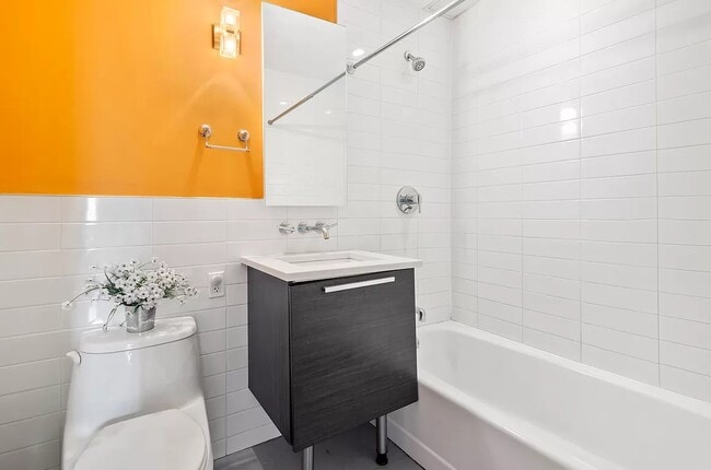 Building Photo - Comfortable Living in a Great Neighborhood