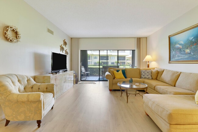 Foto del edificio - 375 S Beach Rd