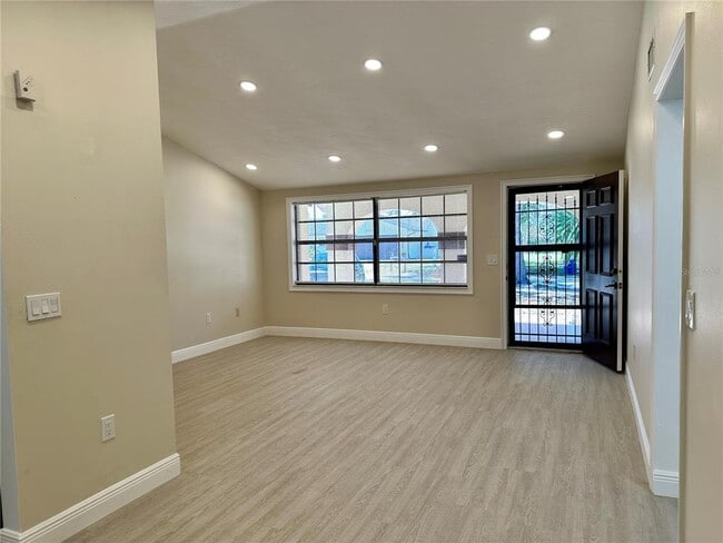 Foto del edificio - 4420 Sawgrass Blvd