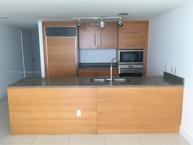 Foto del edificio - 475 Brickell Ave