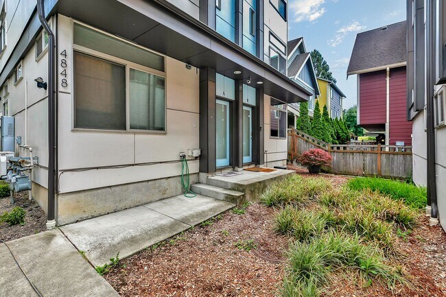 Building Photo - Modern Townhouse with Rooftop Deck & Bay V...