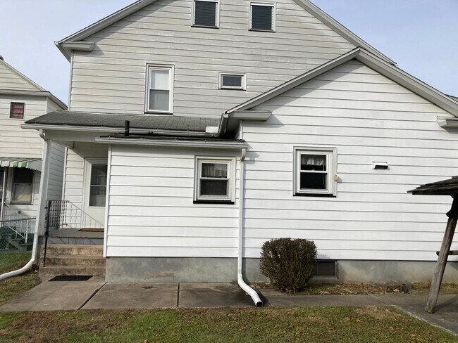 Building Photo - 23 Sobieski St