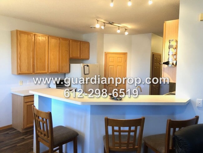 Foto del edificio - End Unit Townhouse Available December 1, O...