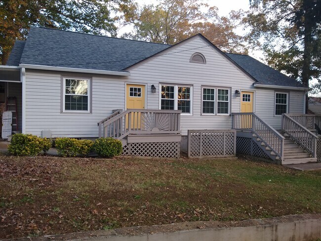 ¡Casa dúplex recién renovada a poca distancia de Marietta Square! - 339 Stokes Ave SE