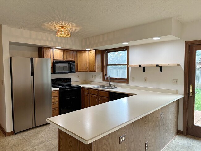 Foto del edificio - AVAILABLE NOW! Updated 3 Bed/2.5 Bath, 2 Car Garage - Close to Purdue & West Laf. Schools