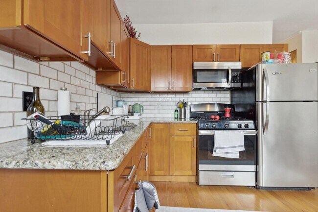 Foto del edificio - 243 MONTGOMERY St