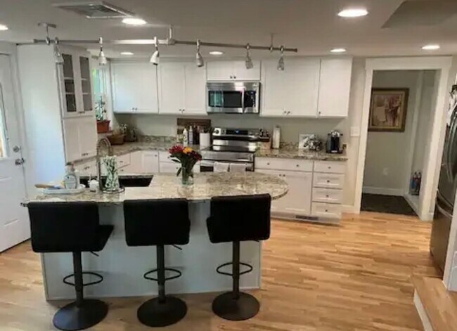 Building Photo - $500 move in incentive! Beautiful downtown...