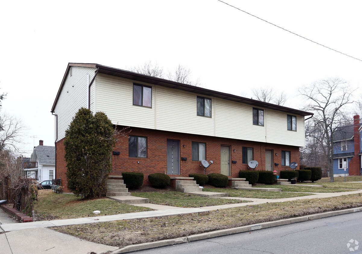 Primary Photo - 341-347 E Portage Trl