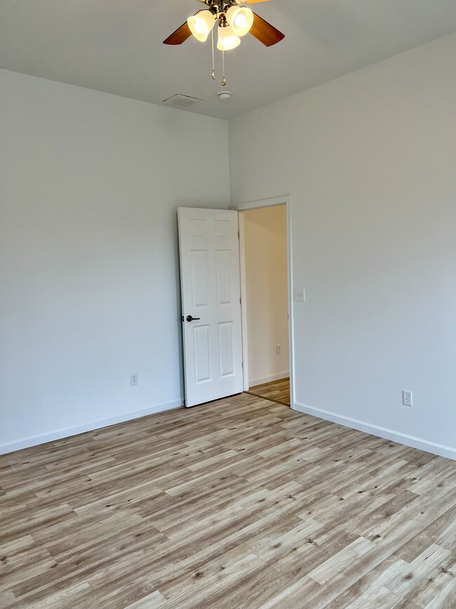 dormitorio - 110 W 3rd St